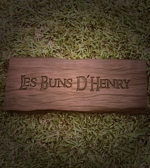 Les Buns d'Henry — Enseigne de restaurant, gravure sur bois par Tony Grandin