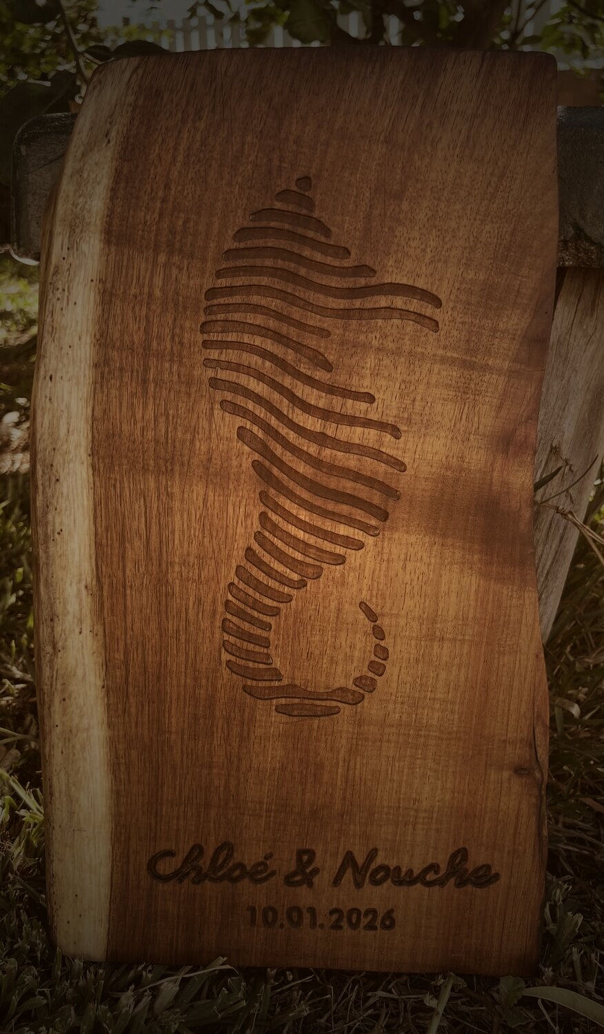 Chloé & Nouche — Plaque de mariage, gravure sur bois par Tony Grandin