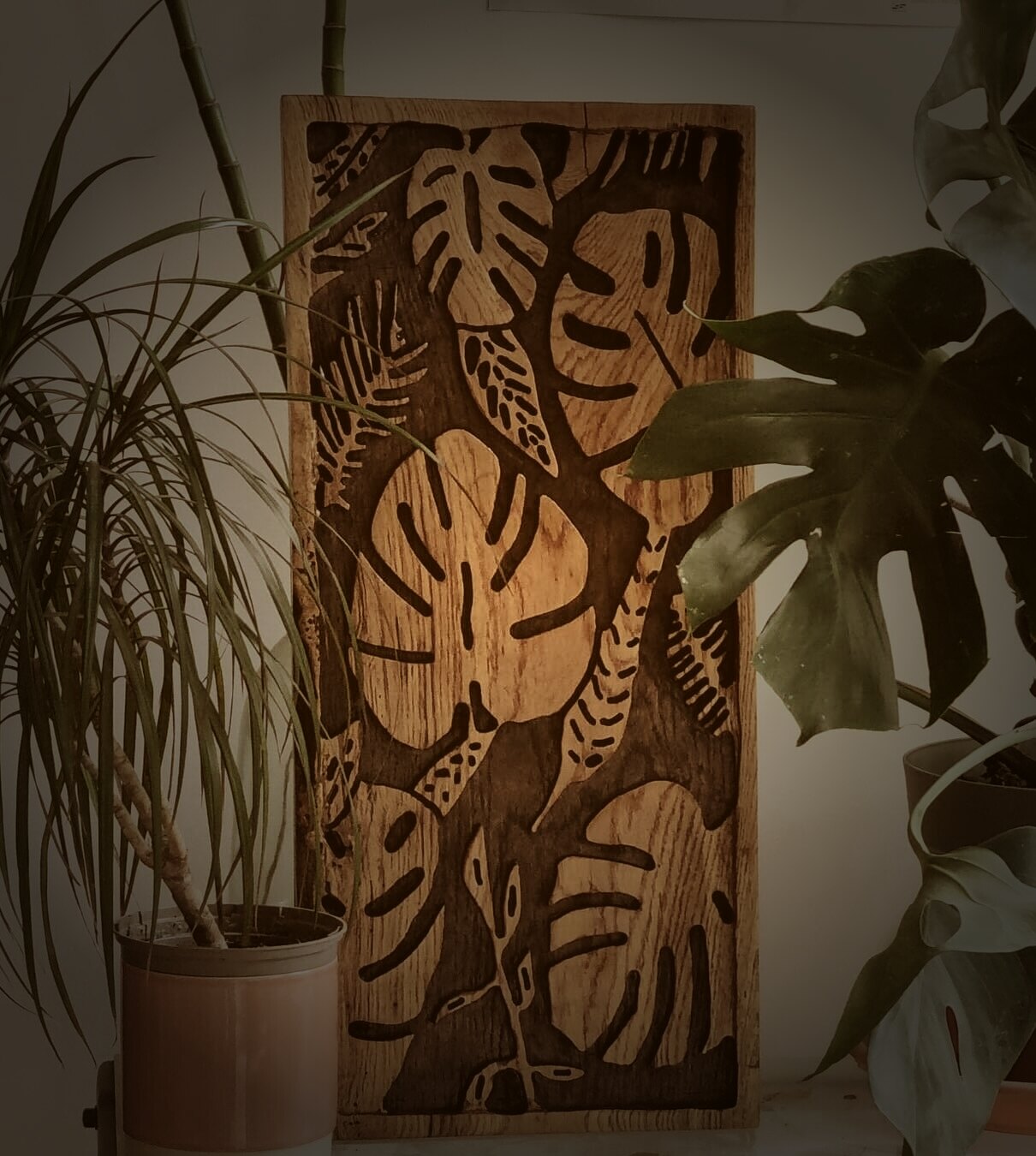Panneau monstera — Décor mural sur-mesure, gravure sur bois par Tony Grandin